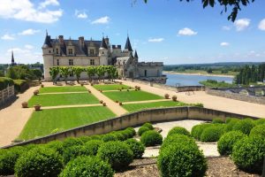 Guided tours of Amboise with a guide in costume