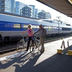 Couple de cyclotouristes devant un TGV, à la gare de Tours © P.Forget - CRT Centre-Val de Loire